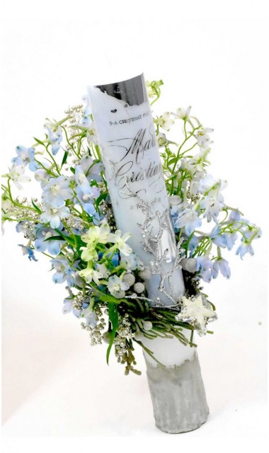 Lumanare botez scurta cu flori naturale delphinium si folie argintie personalizata 4